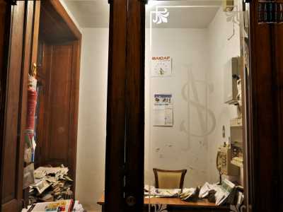 Sul gabbiotto del portiere campeggiano due lettere serigrafate sul fondo trasparente: una N e una S, iniziali dell�antico proprietario, Nicola Scattarelli